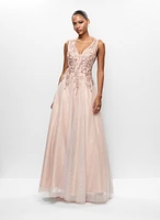 Robe de bal à broderies et boucles d'oreilles à cristaux