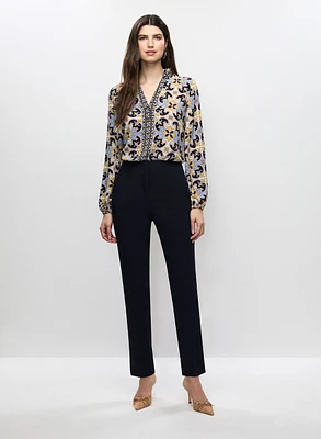 Haut à col fendu et pantalon à jambe étroite