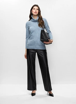 Pull col bénitier et pantalon en cuir végane