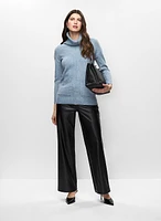 Pull col bénitier et pantalon en cuir végane