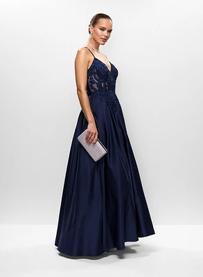 Robe de satin style corset et boucles d'oreilles pendantes