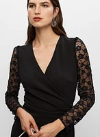 Robe tulipe avec manches en dentelle