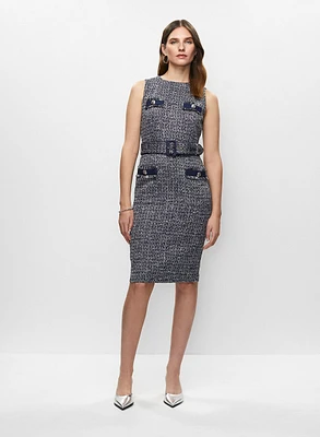 Robe en tissu bouclé et boucles d'oreilles ouvertes