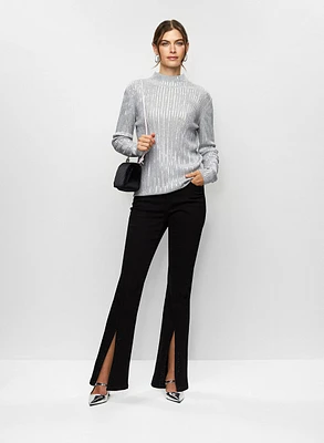 Pull à sequins et jean évasé