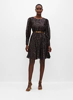 Robe à motif et ceinture dorés