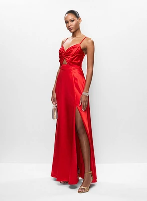 Robe satinée à fente et sac trapèze en maille