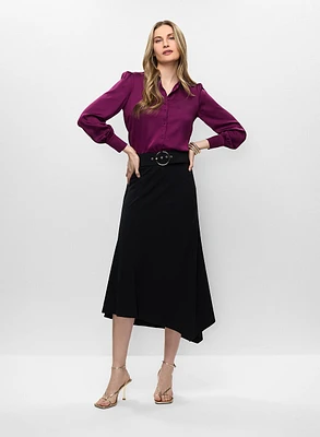 Chemisier satiné et jupe asymétrique