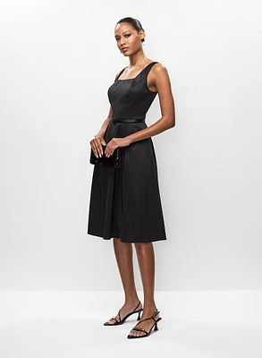 Robe en taffetas et boucles d'oreilles à perle