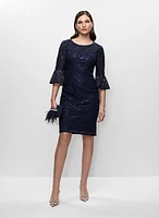 Robe en dentelle à manches cloche et pochette en satin avec plumes