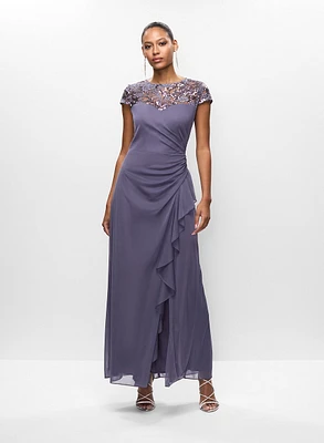 Robe fendue à broderies et sequins