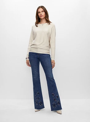 Pull en tricot et jean à broderies florales 