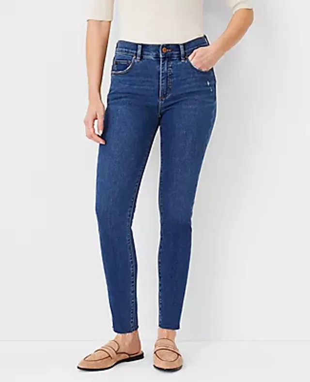 Curvy Sculpting Pocket Mid Rise Boot Cut Jeans in Classic Rinse Wash