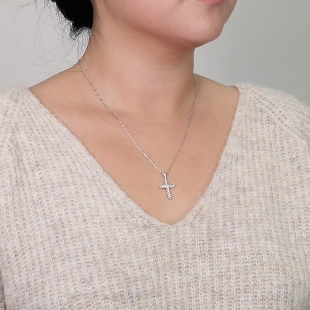 Diamond Cross Pendant Necklace in 10K White Gold (0.50 ct tw)