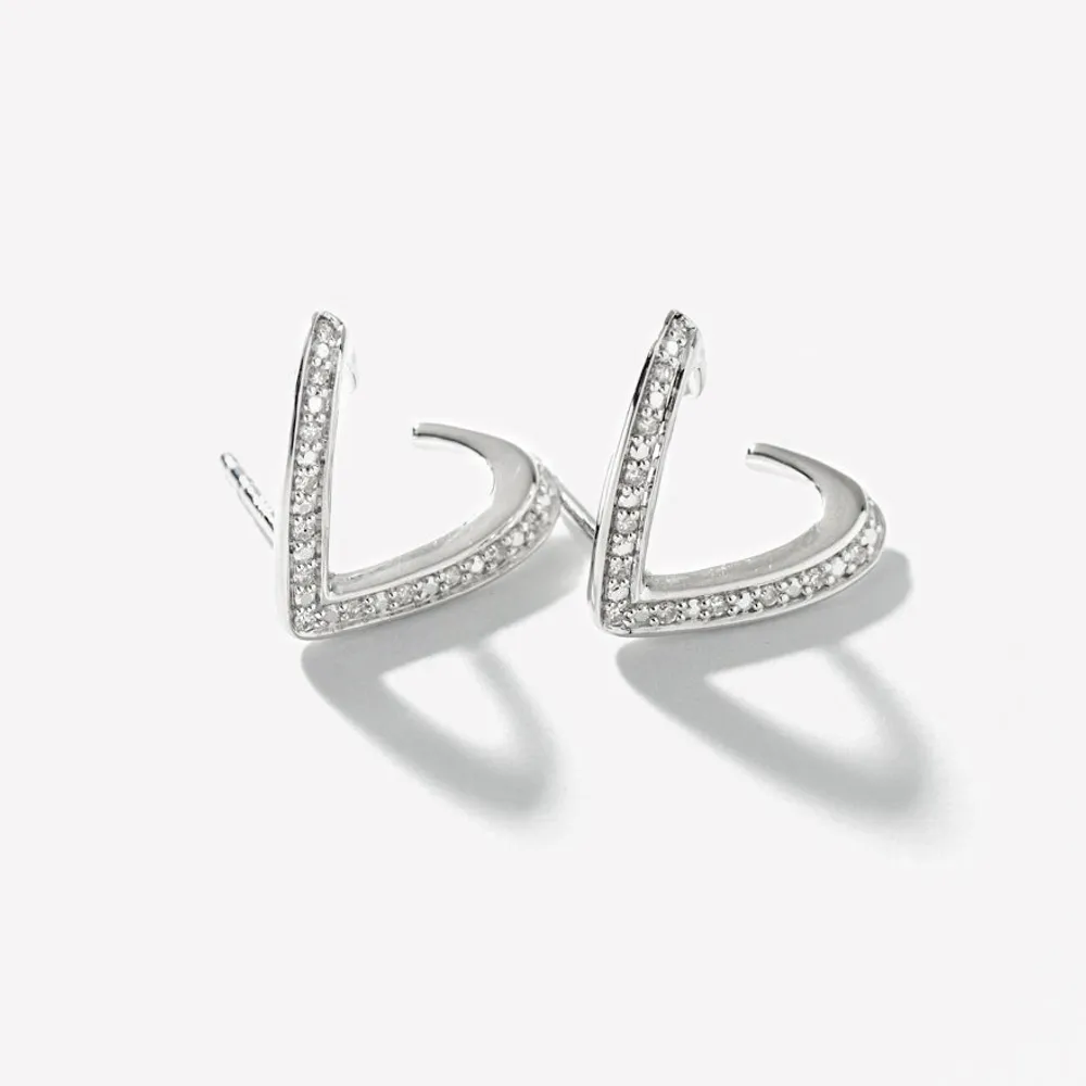 “V” Shaped Hook Diamond Earrings in 10K White Gold (0.10 ct tw)