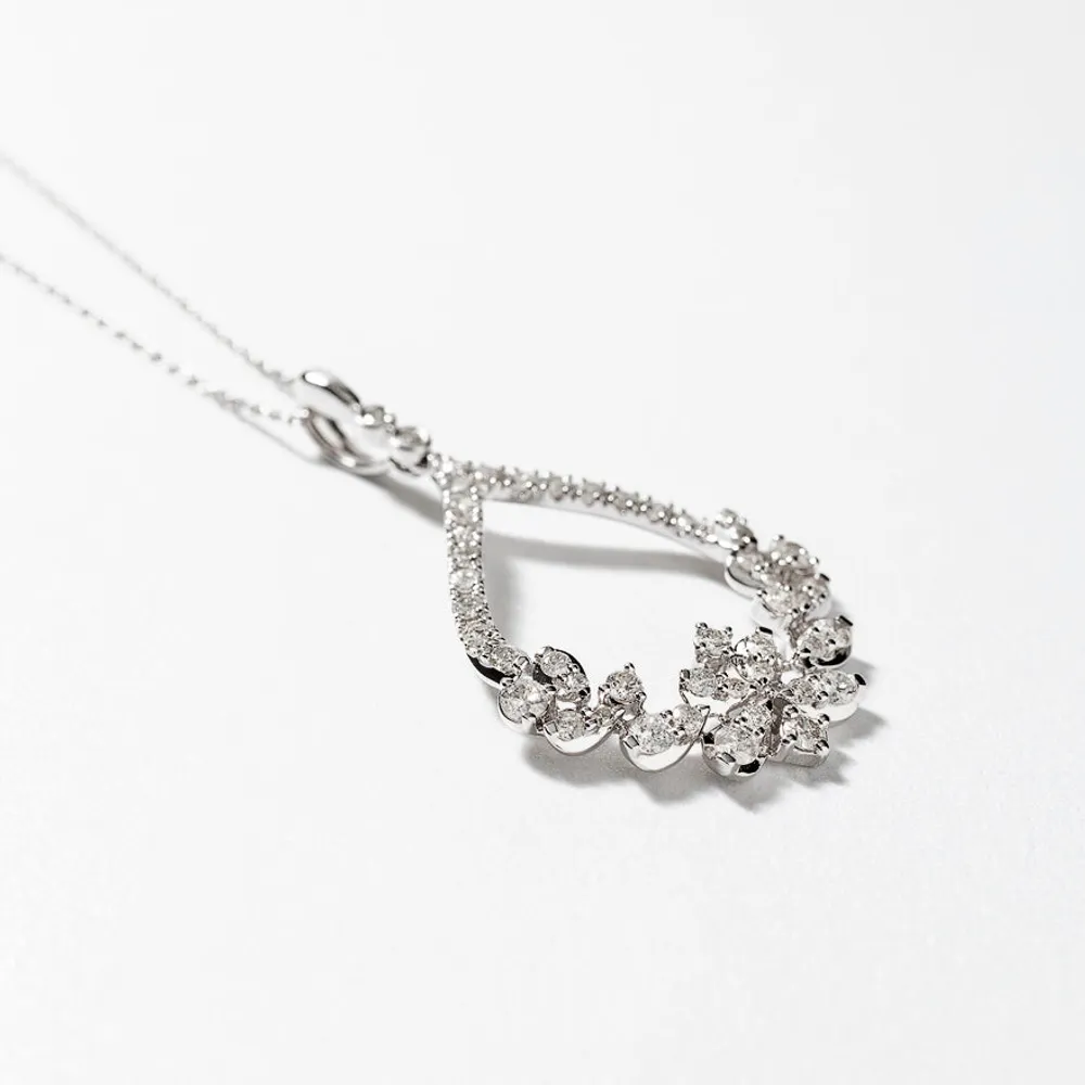 Diamond Cluster Necklace in 10K White Gold (1.00 ct tw)