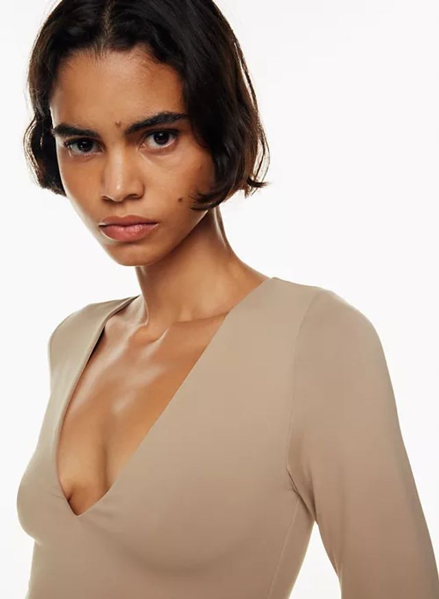 What type of bra should I wear with the Babaton Contour V-Beck Bodysuit? :  r/Aritzia