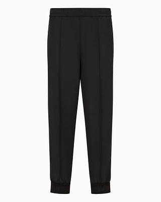 Trousers with pleats and pockets on the back