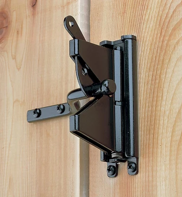 Self-Aligning Gate Latch