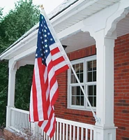 Hampe de drapeau pivotante et support réglable