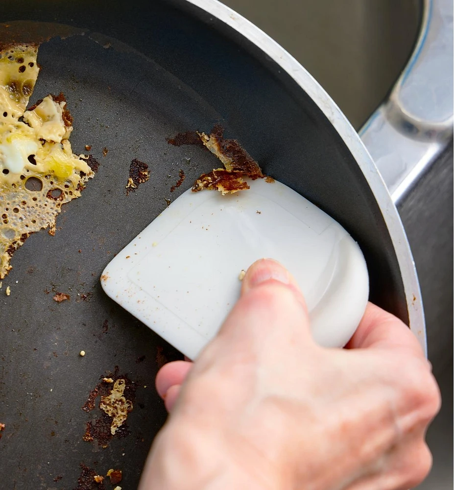 Grattoir pour poêle et plat de cuisson