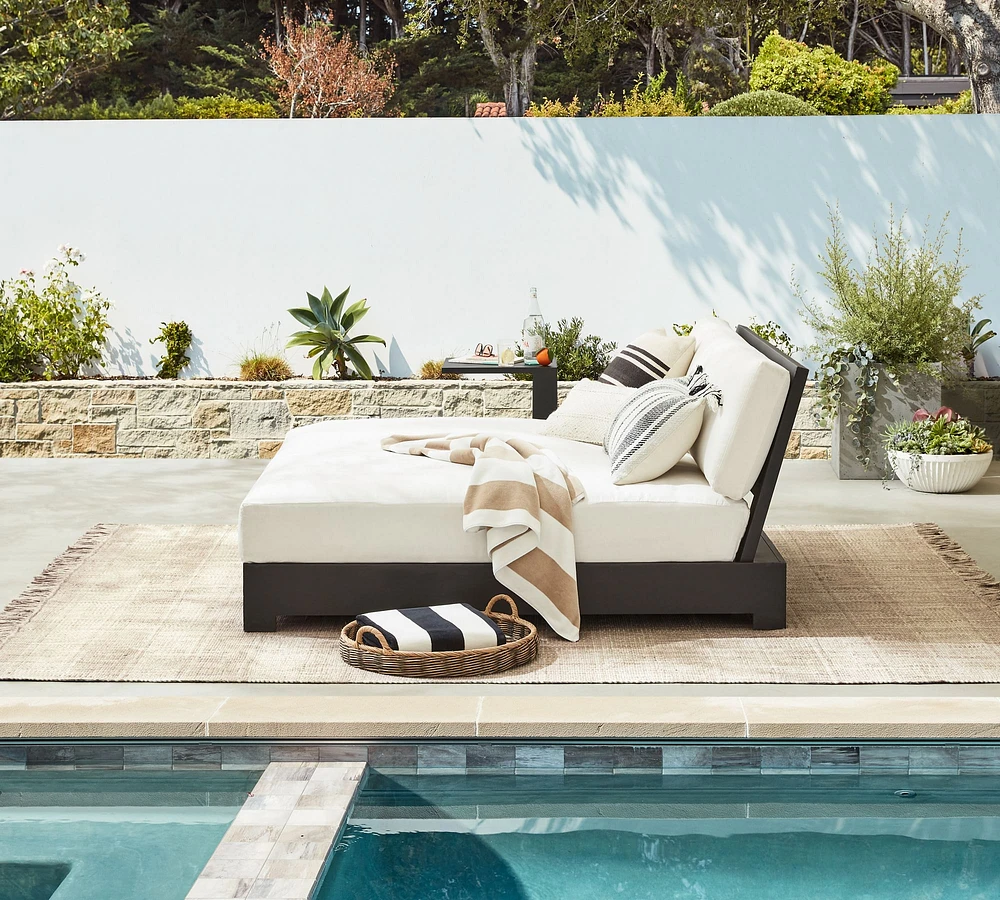 Malibu Metal Platform Outdoor Daybed (66")