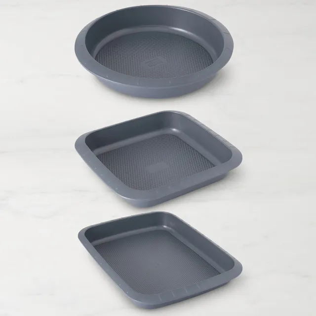 Covered cake pan with slicer