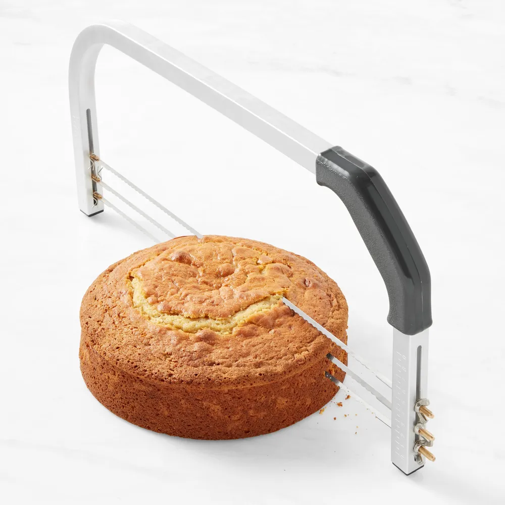 Covered cake pan with slicer