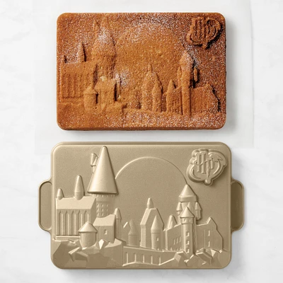 HARRY POTTER™ Hogwarts Cast Aluminum Nonstick Cake Pan