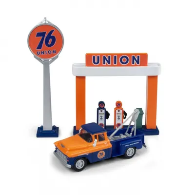1955 Chevy Tow Truck - Union 76 w/Sign and Pumps