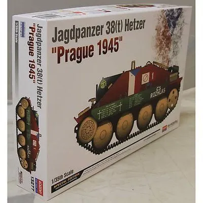 1945 Hetzer Prague LE 1/35 by Academy