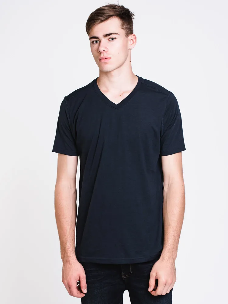 VICTOR V-NECK TEE