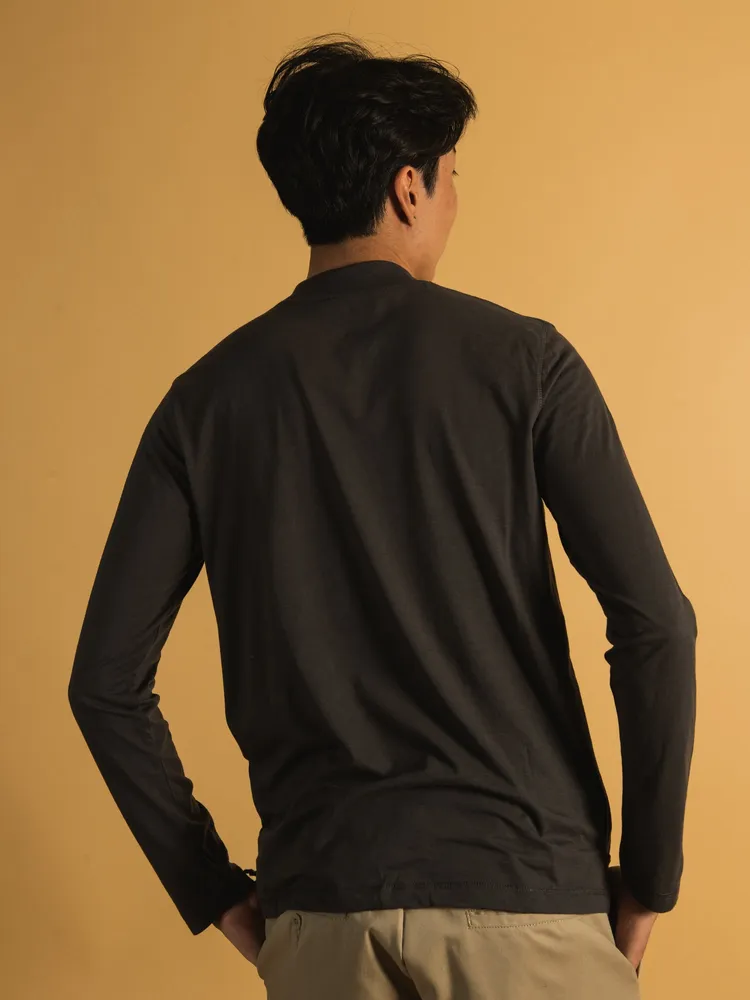 LONG SLEEVE MOCKNECK T-SHIRT