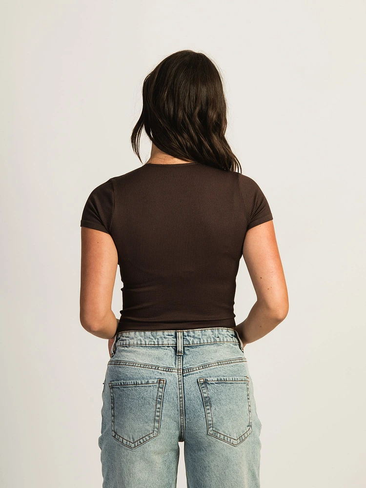HARLOW RIBBED SEAMLESS TEE - CHOCOLATE