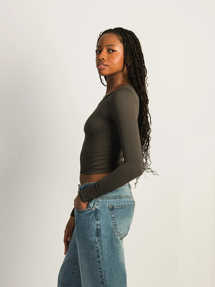 T-SHIRT À ENCOCHE HARLOW HARPER MANCHES LONGUES
