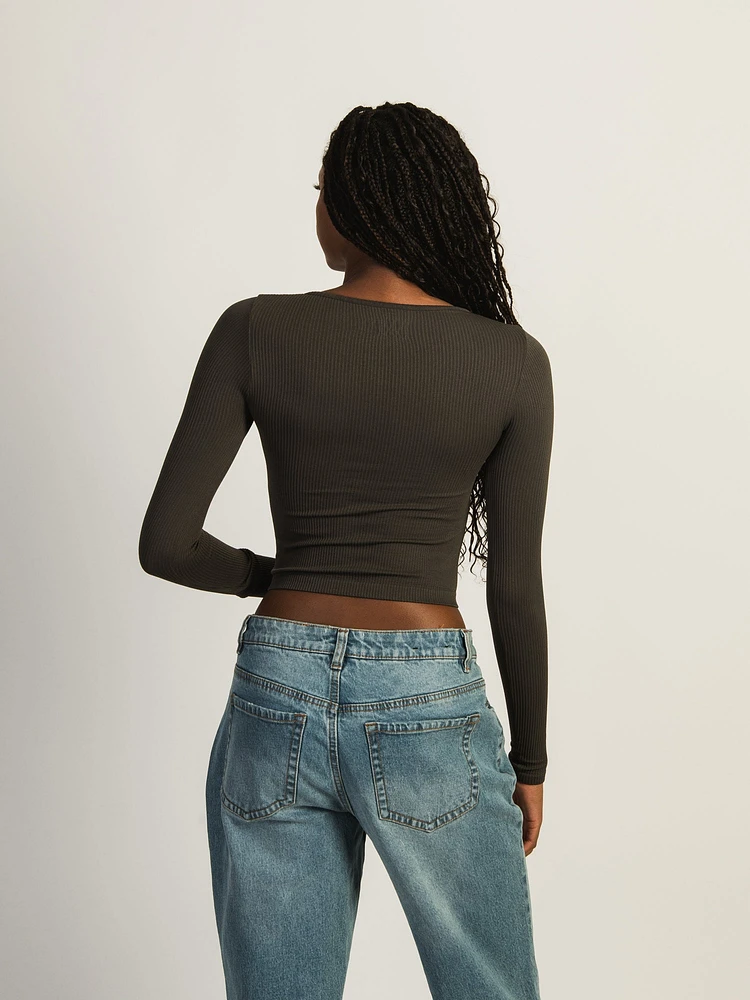 T-SHIRT À ENCOCHE HARLOW HARPER MANCHES LONGUES