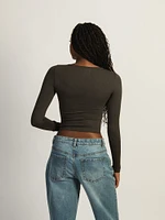 T-SHIRT À ENCOCHE HARLOW HARPER MANCHES LONGUES