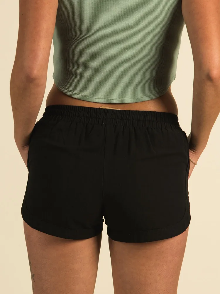 HARLOW SCALLOPED ELASTIC SHORT