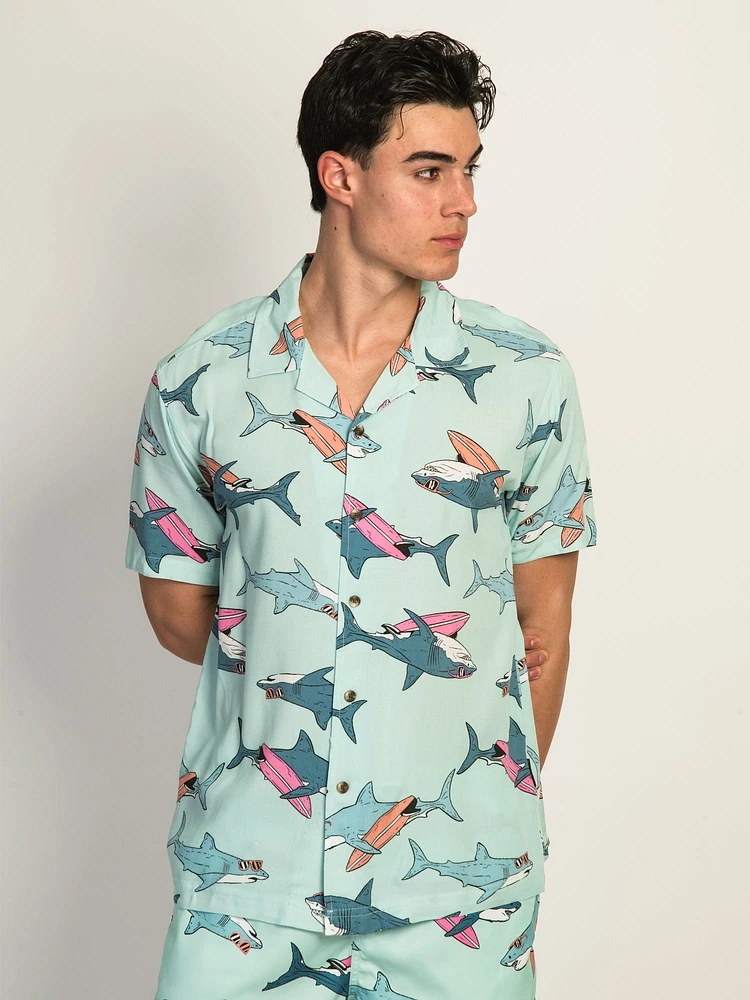 ISLAND HAZE SURFING SHARK SHORT SLEEVE WOVEN SHIRT - AQUA