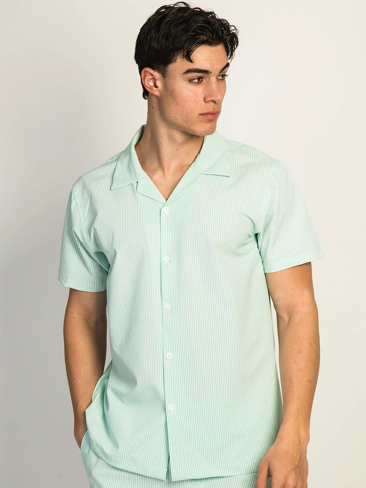 ISLAND HAZE SEERSUCKER SHORT SLEEVE WOVEN SHIRT - SKY BLUE