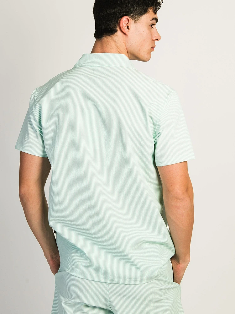 ISLAND HAZE SEERSUCKER SHORT SLEEVE WOVEN SHIRT - SKY BLUE