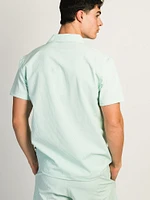 ISLAND HAZE SEERSUCKER SHORT SLEEVE WOVEN SHIRT - SKY BLUE