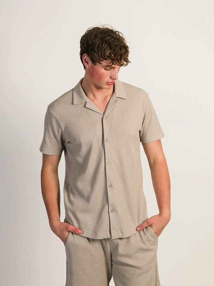 CHEMISE KOLBY GAUFRÉE – PEBBLE