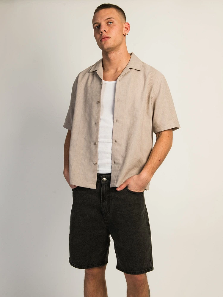 KOLBY BOXY FIT SHIRT - PEBBLE
