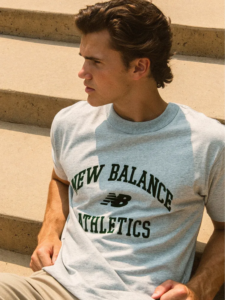 NEW BALANCE ATHLETIC FLECK LOGO T-SHIRT