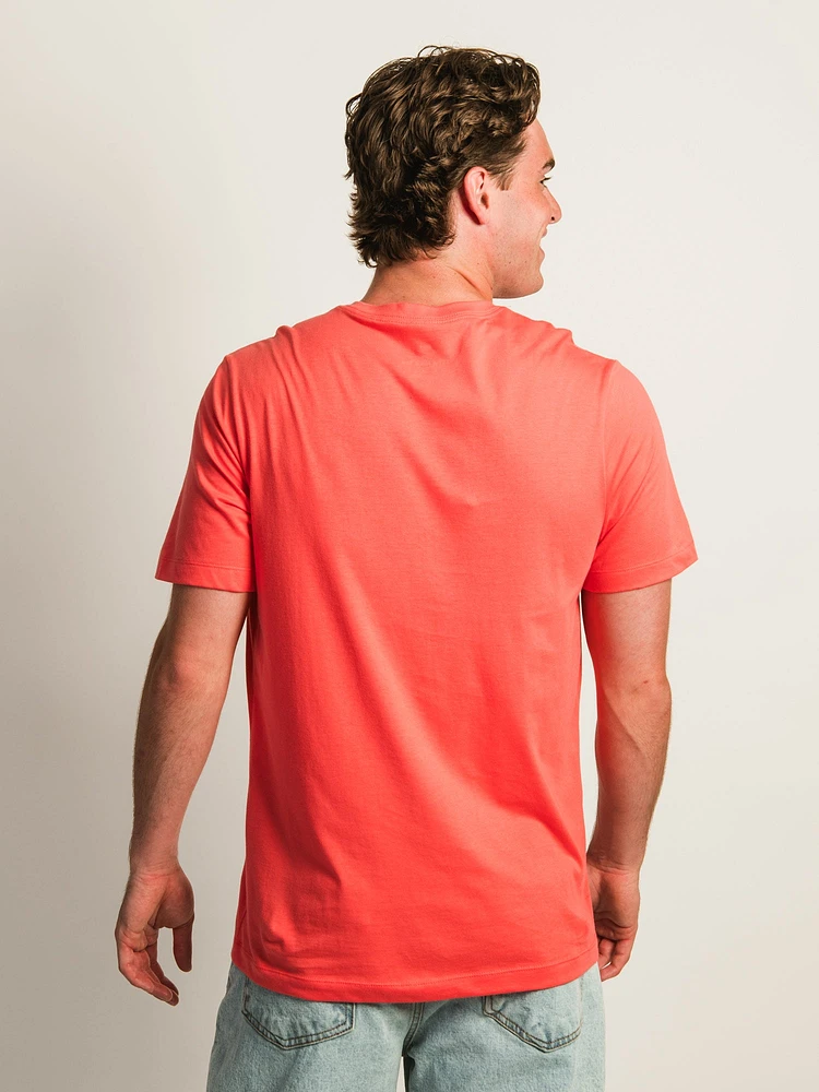 NIKE SPORTSWEAR CLUB T-SHIRT - MAGIC EMBER