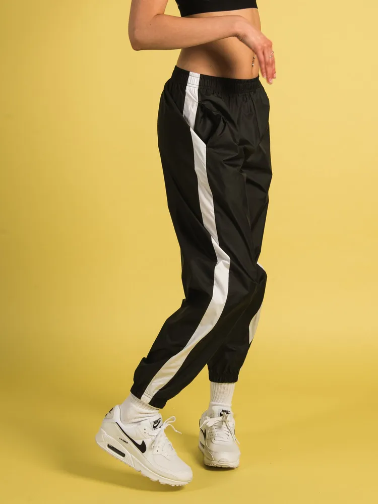 NIKE SPORTSWEAR ESSENTIAL WOVEN JOGGER