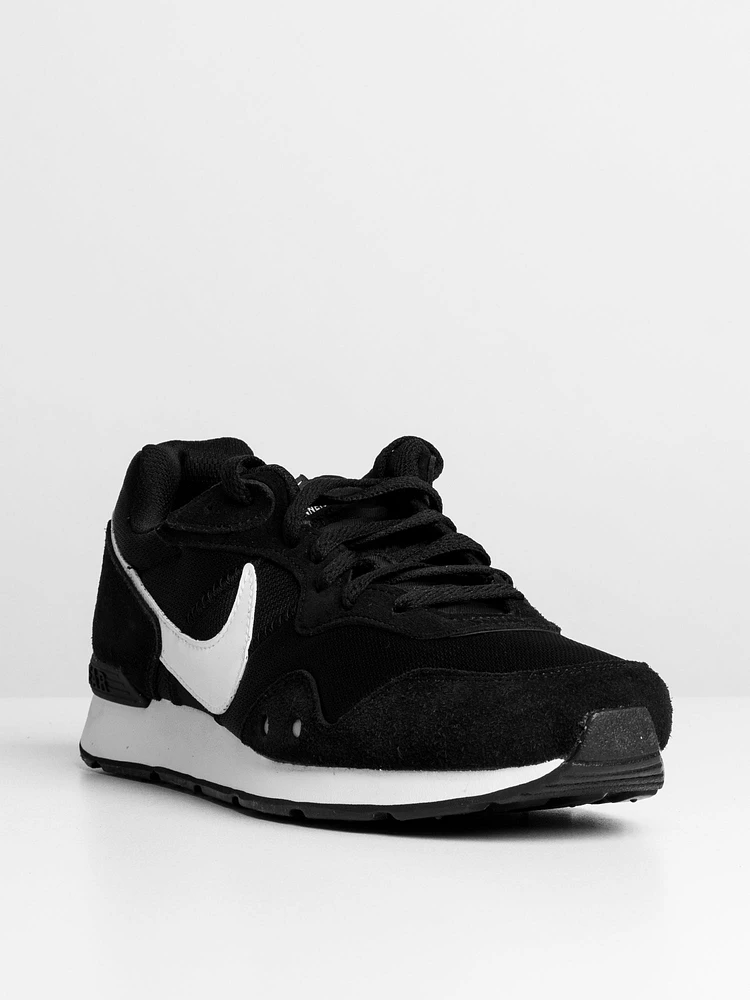 MENS NIKE VENTURE RUNNER SNEAKER - CLEARANCE