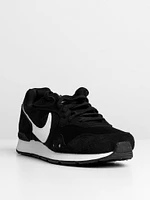 MENS NIKE VENTURE RUNNER SNEAKER - CLEARANCE