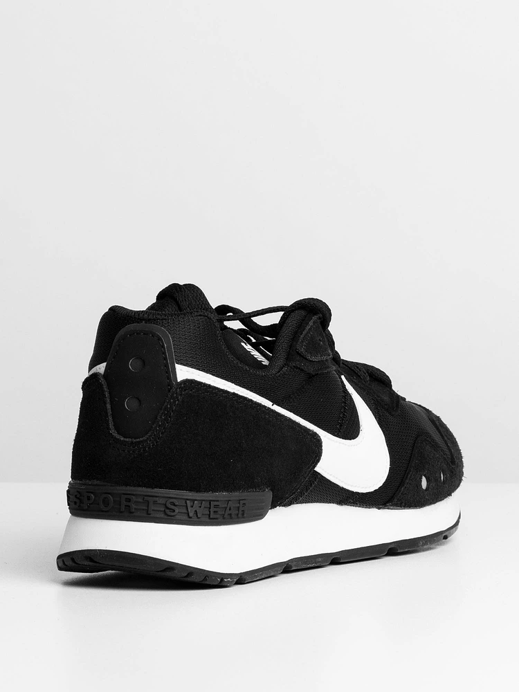 MENS NIKE VENTURE RUNNER SNEAKER - CLEARANCE