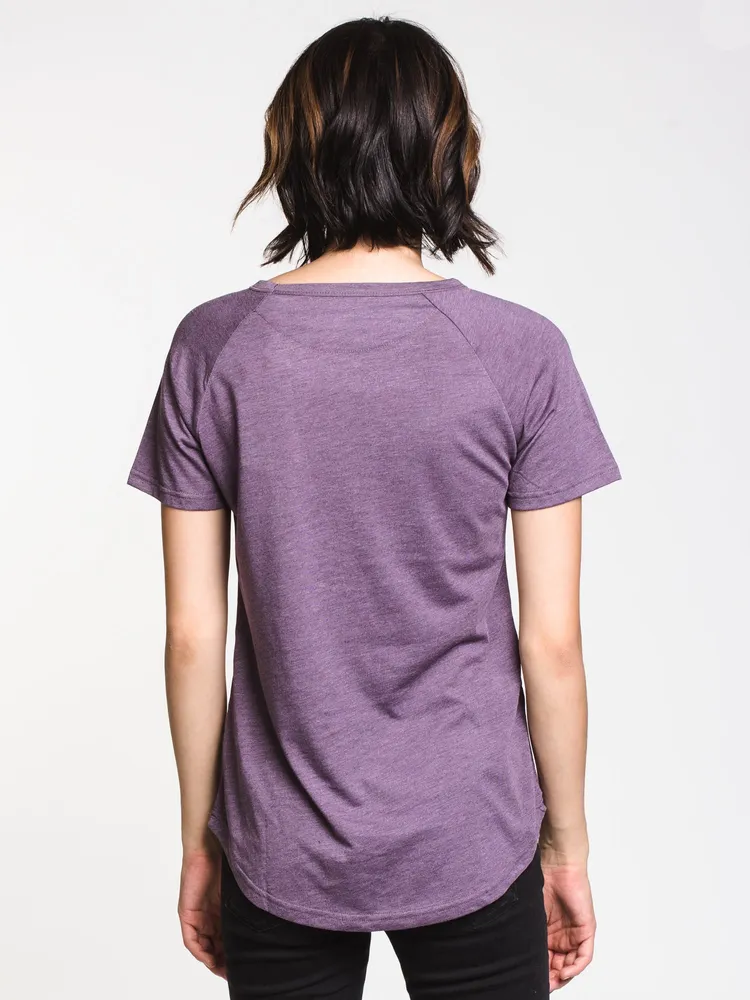 WOMENS FEATHERWAVE RGLN TEE - VIOLET CLEARANCE